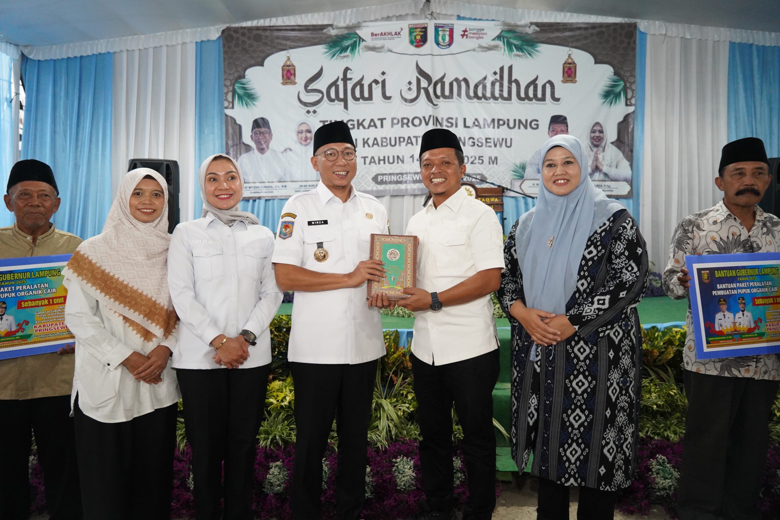 Bupati Pringsewu Hadiahi Gubernur Kitab Suci Al-Quran Terjemahan Bahasa Lampung