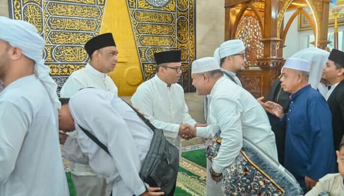 Wali Kota Padangsidimpuan dan Wakil Wali Kota Laksanakan Sholat Idul Fitri 1446 H di Masjid Agung Al-Abror