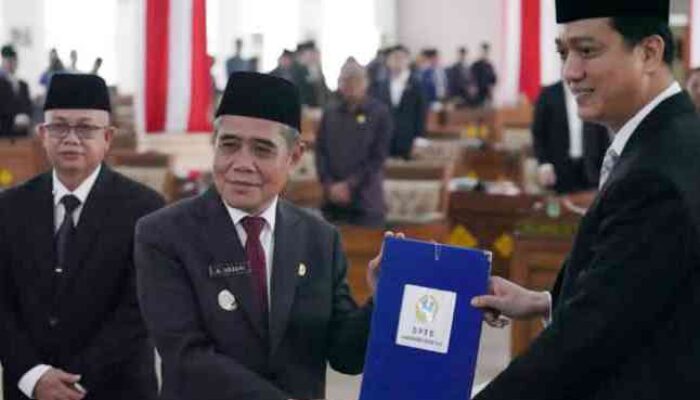 Rapat Paripurna XIII DPRD Ogan Ilir, Wakil Bupati Menandatangani Rancangan Awal RPJMD Kabupaten Ogan Ilir tahun 2025-2029