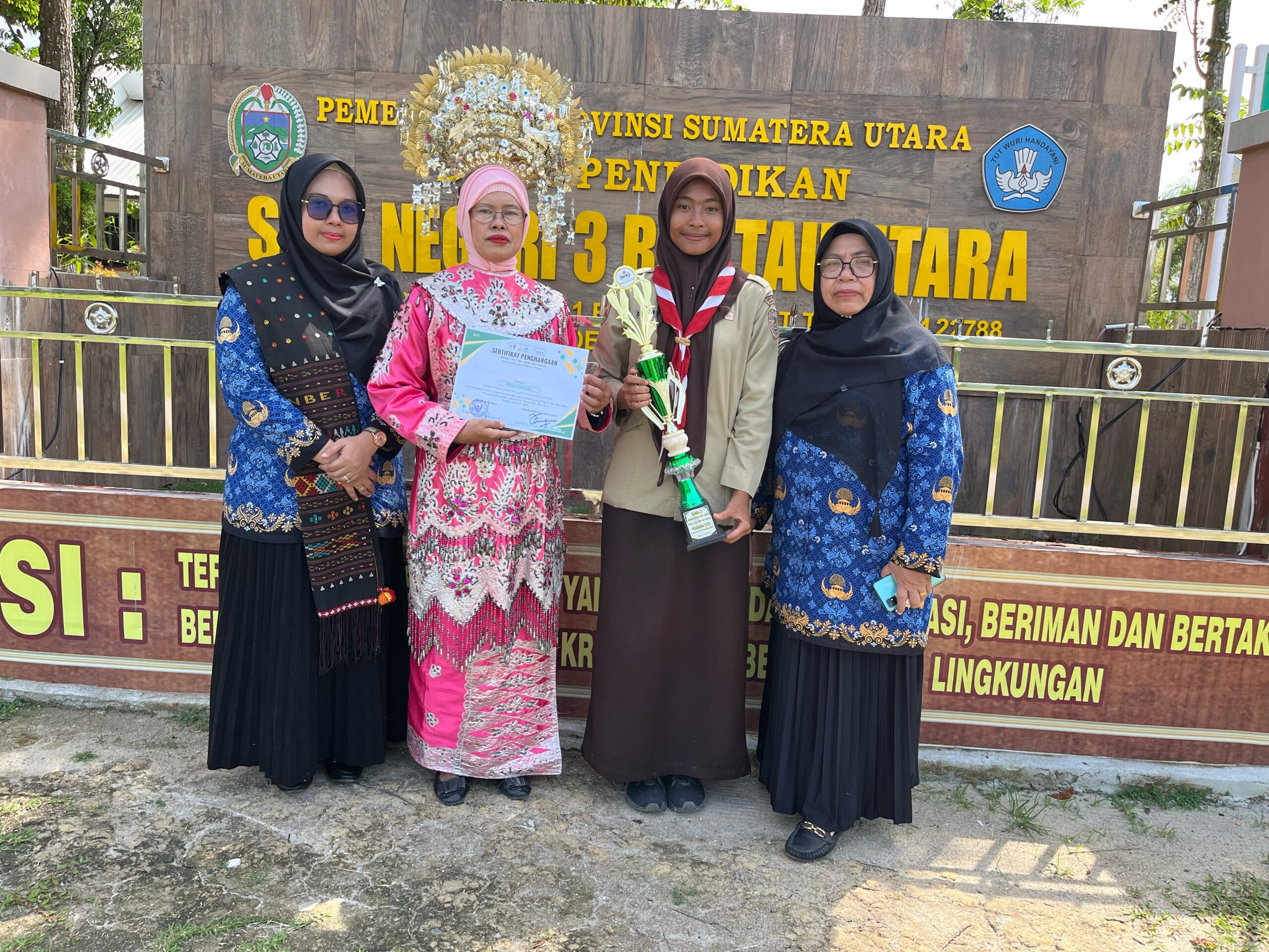Kepala Sekolah SMA N 3 Rantau Utara Berikan Apresiasi dan Reward Siswa Berprestasi di Ajang FESKIBARA Tingkat Sumatera Utara