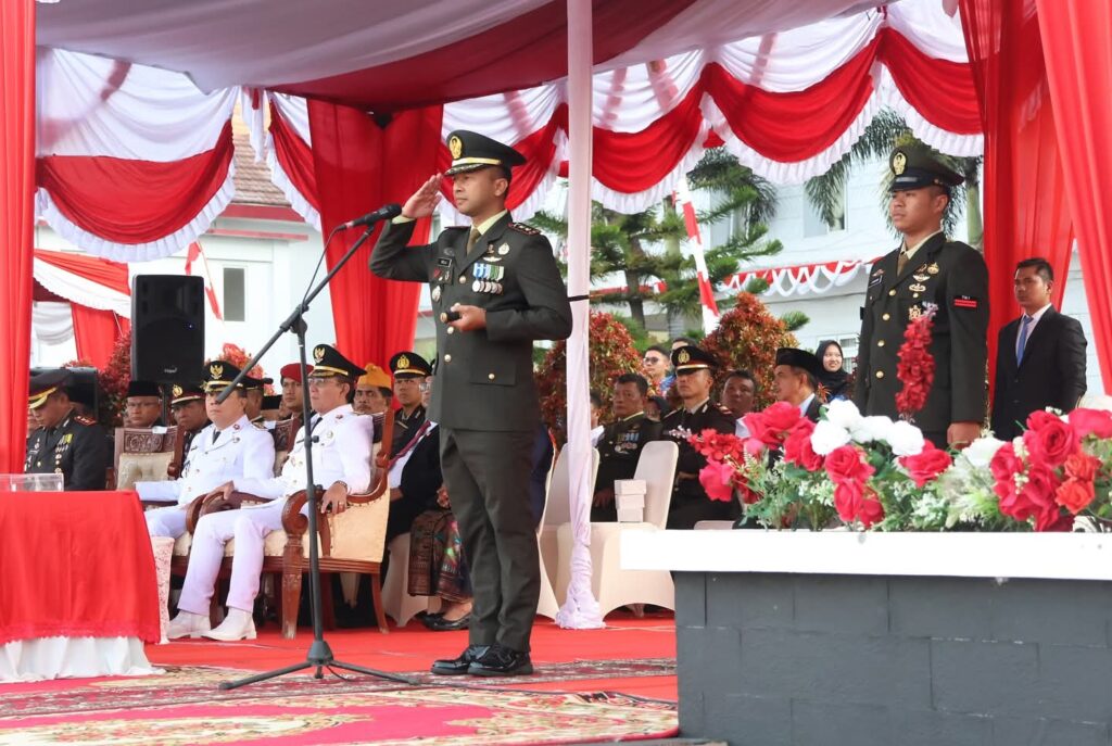 Dandim 0212/Tapsel Pimpin Upacara Penurunan Bendera Pada Peringatan HUT RI Ke-80 Di Kab. Tapsel