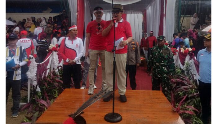 Meski Diguyur Hujan, Bupati Tanggamus Lepas Ribuan Peserta Karnaval Budaya di Kecamatan Talang Padang