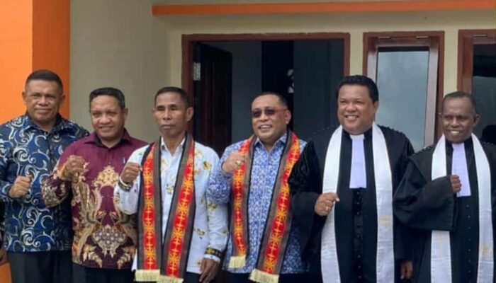 Mewakili Bupati SBB, Staf Ahli Reinhold Resmikan Gedung Pastori dan Unit Usaha Klasis Taniwel