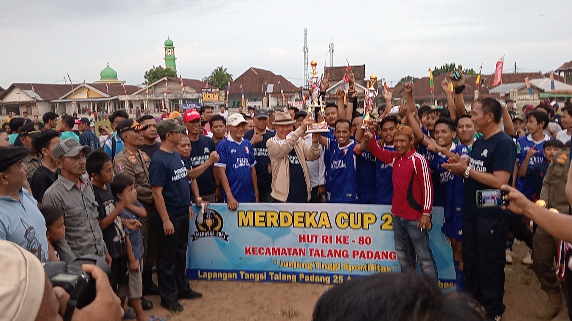 Saleh Asnawi Tutup Turnamen Merdeka Cup di Kecamatan Talangpadang.