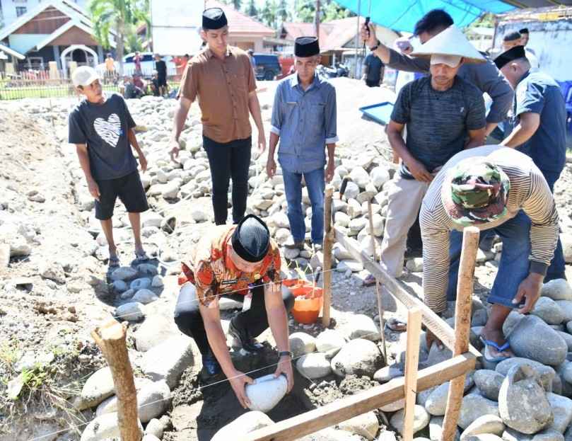 boki silagondo. peletakan batu pertama. bupati oskar manoppo