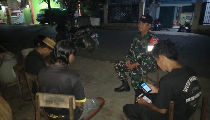 Patroli Malam Babinsa Perkuat Sinergi Dengan Warga Jaga Keamanan
