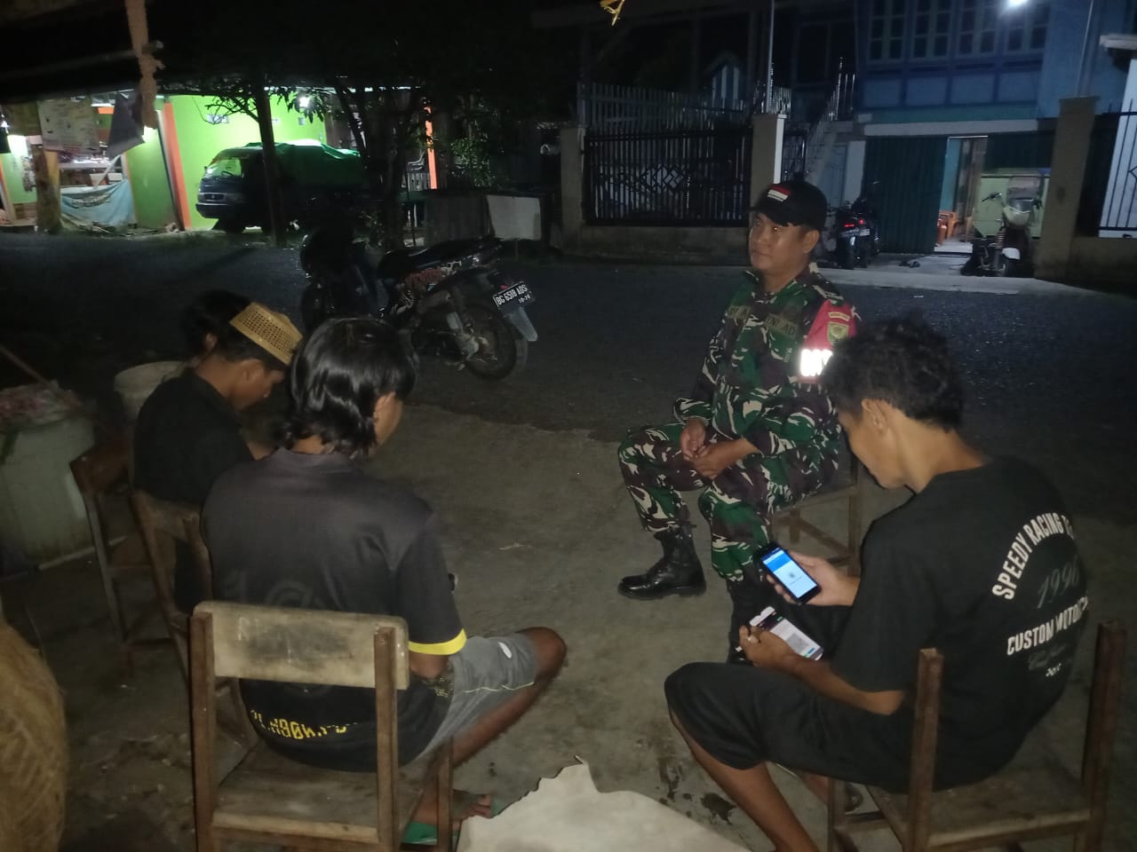Patroli Malam Babinsa Perkuat Sinergi Dengan Warga Jaga Keamanan