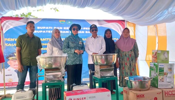 Bupati SBB dan Ketua TP-PKK Serahkan Sejumlah Bantuan di Tihu, Pulau Kelang