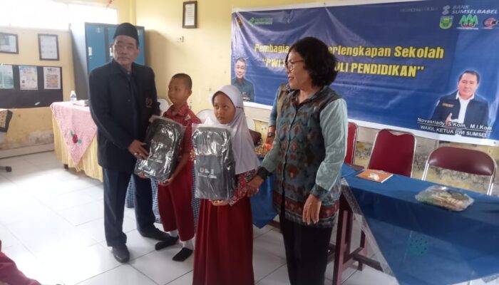 PWI Sumsel Peduli Pendidikan, Serahkan Bantuan Kepada Siswa SDN 49 Palembang