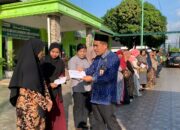 KakanKemenag Tapsel Serahkan Bantuan Kemanusiaan Bagi ASN Yang Terdampak Bencana