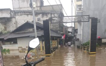 Hujan Deras akibatkan banjir diwilayah JL Adhi Karya Pintu Air Kedoya Selatan Terendam Banjir