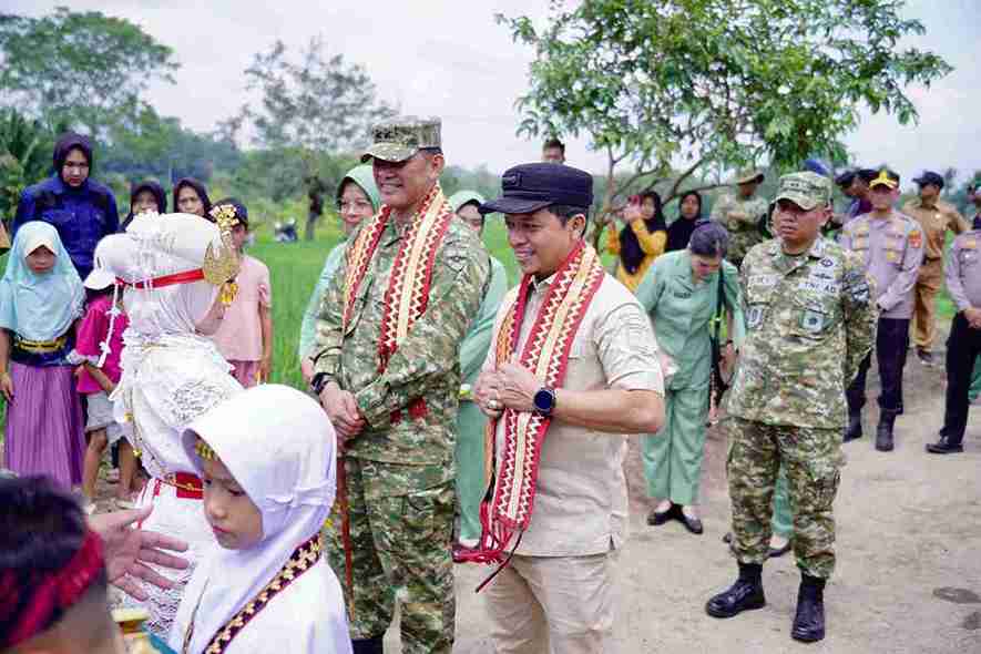 Pangdam XXI/Raden Inten resmikan Jembatan Gantung Garuda Tahap II di Pringsewu sebagai bagian program 200 Jembatan Garuda TNI AD. Infrastruktur penghubung dua kecamatan ini dukung akses pendidikan, distribusi hasil pertanian, dan pergerakan ekonomi masyarakat.