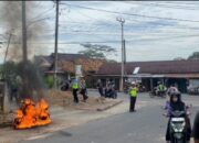 Motor Terbakar, Personel Sat Lantas Polres OKU Selatan Sigap Membantu Memadamkan Api