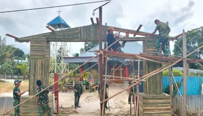 Satgas Yonif 123/Rajawali dan Warga Rehabilitasi Gereja Petra Mur di Nambioman Bapai