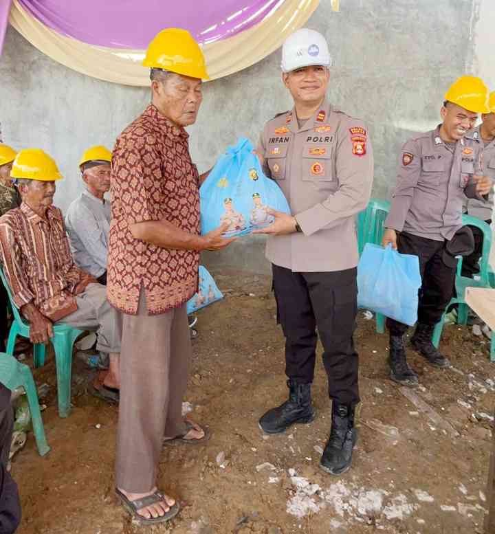 Polsek Rantau Alai Polres Ogan Ilir Salurkan Paket Sembako Dalam Rangka Menyambut Hari Bhayangkara ke-80