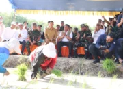 Dandim 0402 OKI Hadiri Gerakan Tanam Bersama Gubernur Sumsel Di Desa Cahaya Bumi