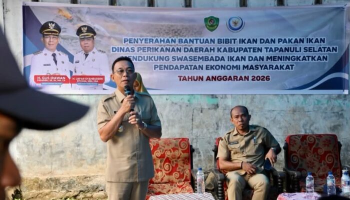 Bupati Tapsel Serahkan Bantuan 10 Ribu Benih Ikan dan Pakan untuk Optimalisasi Tujuh Kolam di Pargarutan Dolok