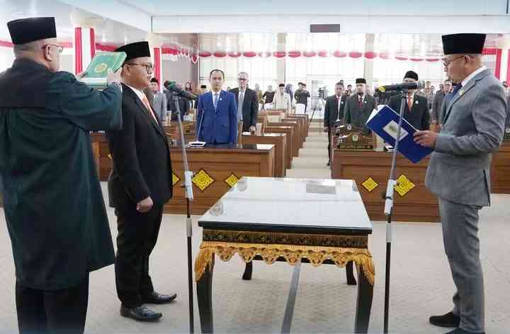 Prosesi pengambilan sumpah jabatan yang dipimpin oleh Wakil Ketua II, Ahmad Syafei 