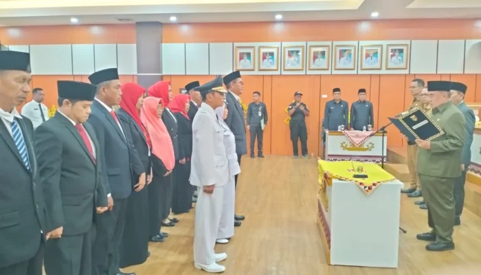 Bupati Saleh Asnawi Lantik 12 Pejabat Administrator dan Pengawas