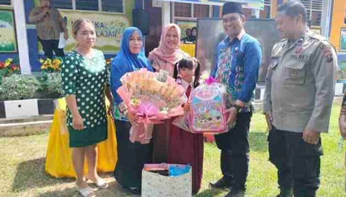 Kadisdik Labuhanbatu Kunjungi SDN 18 Rantau Selatan, Serahkan Penghargaan kepada Siswi Peraih Prestasi Sains dan Matematika Tingkat Asia
