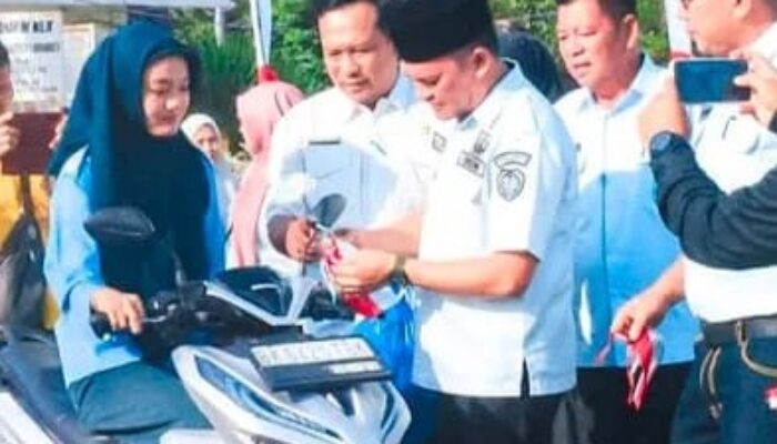 Sekda Labuhanbatu Bagikan 300 Bendera Gratis Semarakkan HUT RI ke-81