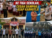 Polsek Rambang Polres Muara Enim Bagikan Masker ke Tiga Sekolah, Cegah Dampak Asap Karhutla