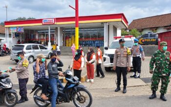 Polres Tanggamus Bagikan Masker Dampak Abu Vulkanik