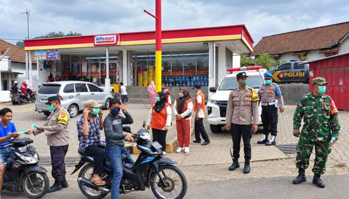 Polres Tanggamus Bagikan Masker Dampak Abu Vulkanik