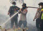 Bersama Tim Gabungan, Kapolres Ogan Ilir Bergerak Cepat Jinakkan Api Karhutla di Sungai Rambutan