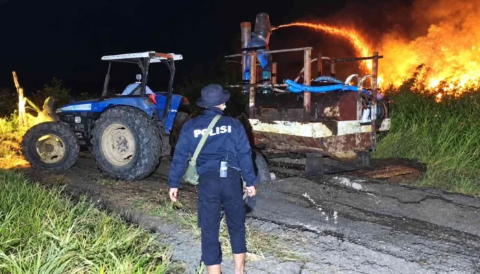 Kapolsek Tanjung Batu Gerak Cepat Pimpin Pemadaman, Api Lahap Bekas Tebangan Tebu Petak 225 Cinta Manis