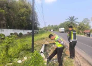 Rambu Roboh Ancam Pengendara di Depan PT DKU, Sat Lantas Polres Ogan Ilir Sigap Evakuasi Material
