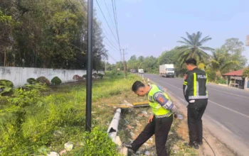 Rambu Roboh Ancam Pengendara di Depan PT DKU, Sat Lantas Polres Ogan Ilir Sigap Evakuasi Material