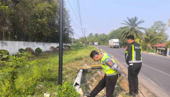 Rambu Roboh Ancam Pengendara di Depan PT DKU, Sat Lantas Polres Ogan Ilir Sigap Evakuasi Material