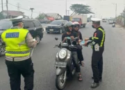 Redam Dampak Asap Karhutla, Sat Lantas Polres Ogan Ilir Gerak Cepat Bagikan Masker dan Atur Lalu Lintas di Lokasi Kebakaran