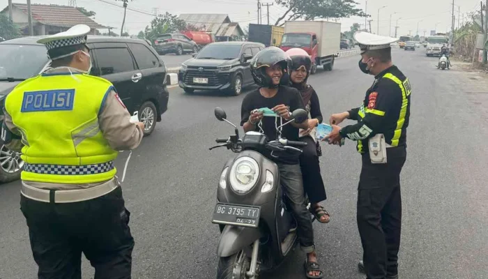Redam Dampak Asap Karhutla, Sat Lantas Polres Ogan Ilir Gerak Cepat Bagikan Masker dan Atur Lalu Lintas di Lokasi Kebakaran