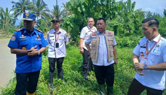 Sekda Tanggamus Tinjau Tanggul Pasca Jebol