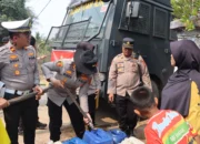 Wujud Kepedulian Polri, Kasat Lantas Polres Ogan Ilir Dampingi Kapolres Salurkan Air Bersih dan Pelayanan Kesehatan Gratis