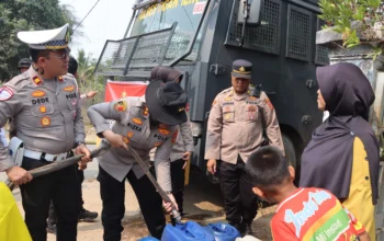 Wujud Kepedulian Polri, Kasat Lantas Polres Ogan Ilir Dampingi Kapolres Salurkan Air Bersih dan Pelayanan Kesehatan Gratis
