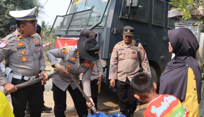 Wujud Kepedulian Polri, Kasat Lantas Polres Ogan Ilir Dampingi Kapolres Salurkan Air Bersih dan Pelayanan Kesehatan Gratis