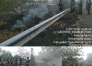 Babinsa Koramil 402-03/Sp Padang Gerak Cepat Padamkan  Karhutla Di Desa Batun Baru 