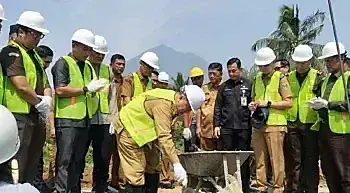 Pelebaran Jalan Menuju Puskesmas Bupati Instruksikan Ke PUPR