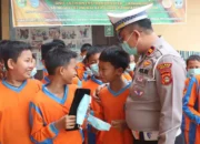 Antisipasi ISPA Akibat Karhutla, Polres Ogan Ilir Bagikan Ratusan Masker ke Siswa SDN 2 Indralaya