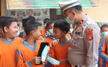 Antisipasi ISPA Akibat Karhutla, Polres Ogan Ilir Bagikan Ratusan Masker ke Siswa SDN 2 Indralaya