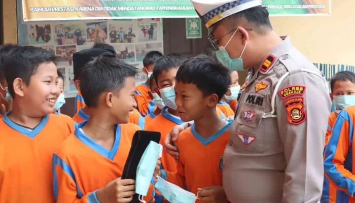Antisipasi ISPA Akibat Karhutla, Polres Ogan Ilir Bagikan Ratusan Masker ke Siswa SDN 2 Indralaya
