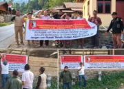 Laskar Bogani Pajang Baliho Perusahaan Pembawa Bencana di Panang