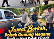Jumat Berkah, Polsek Gunung Megang Bagikan Nasi Kotak kepada Masyarakat, Wujud Kepedulian Polri