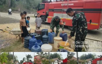 Foto pendukung berita Peduli  Kesulitan Air Bersih, Babinsa Koramil 402-12/Pemulutan Bersama BKO  YON TP 949/DR Distribusikan  Air Kepada Masyarakat